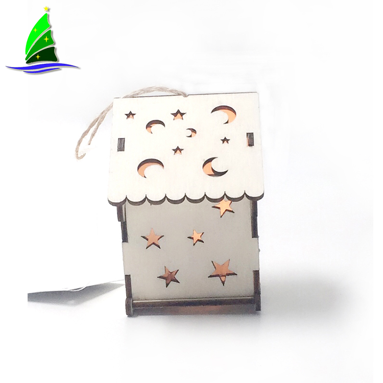 Casa de madeira com luz LED Wooden Hanging House with LED Light