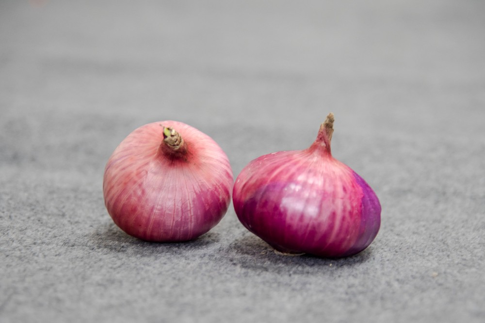 Vacuum packaging peeled garlic