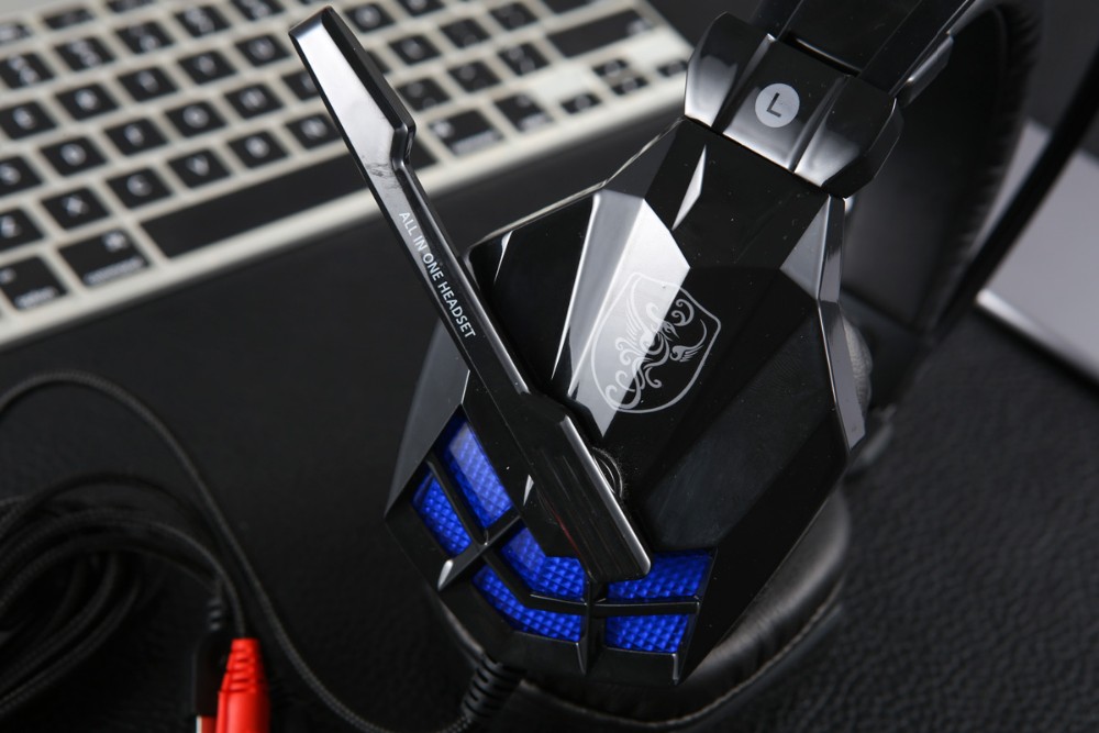 Headphone game dengan mikrofon Gaming headphone with mic