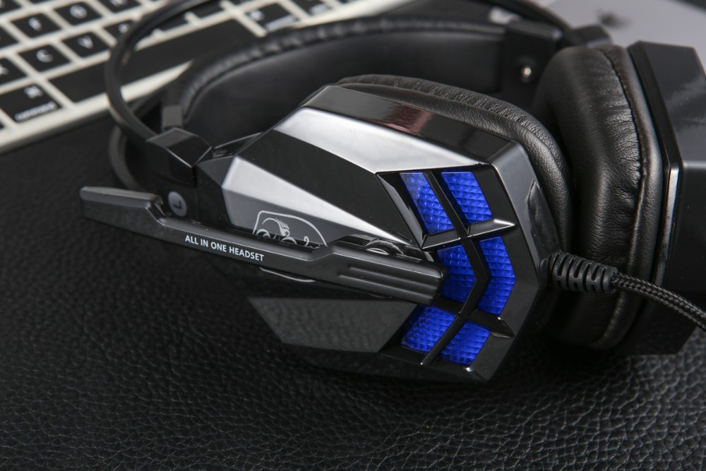 Headphone gaming dengan lampu LED Gaming headphone with LED light