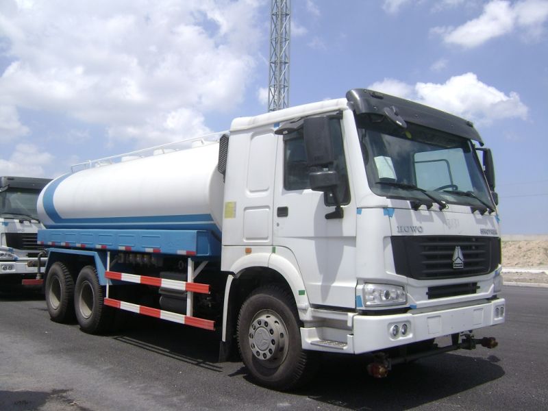 Heavy Capacity 340HP 8X4 Sinotruk Chassis Fuel Tanker Trucks