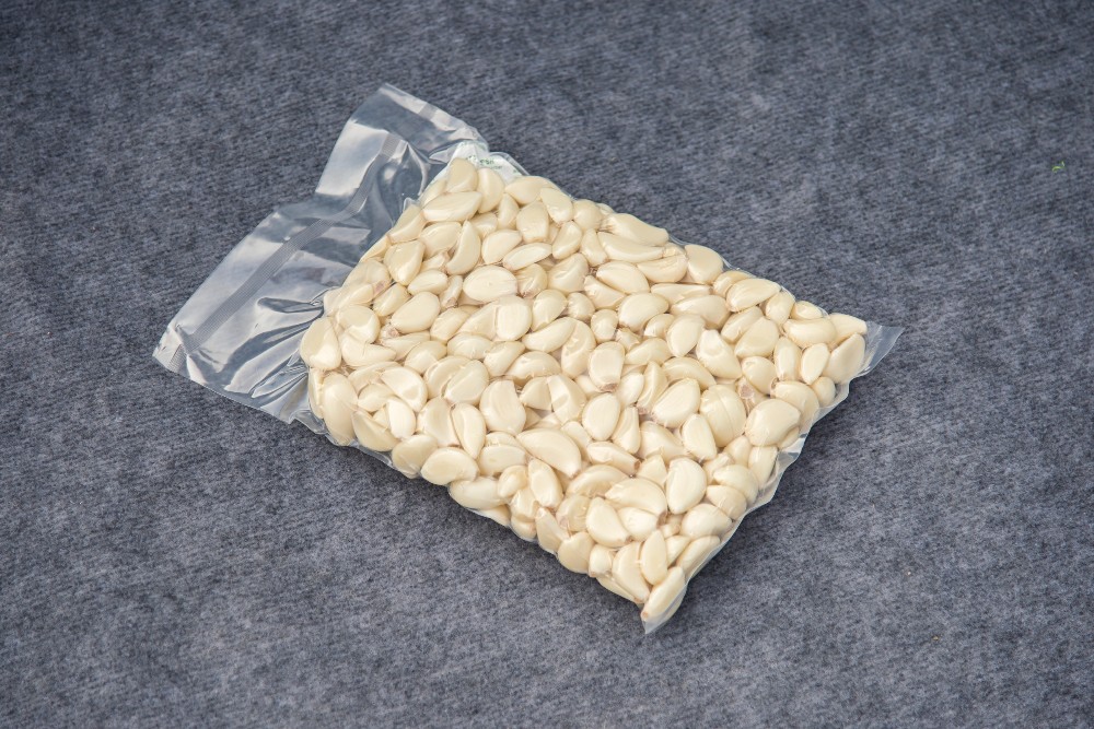 Vacuum packaging peeled garlic