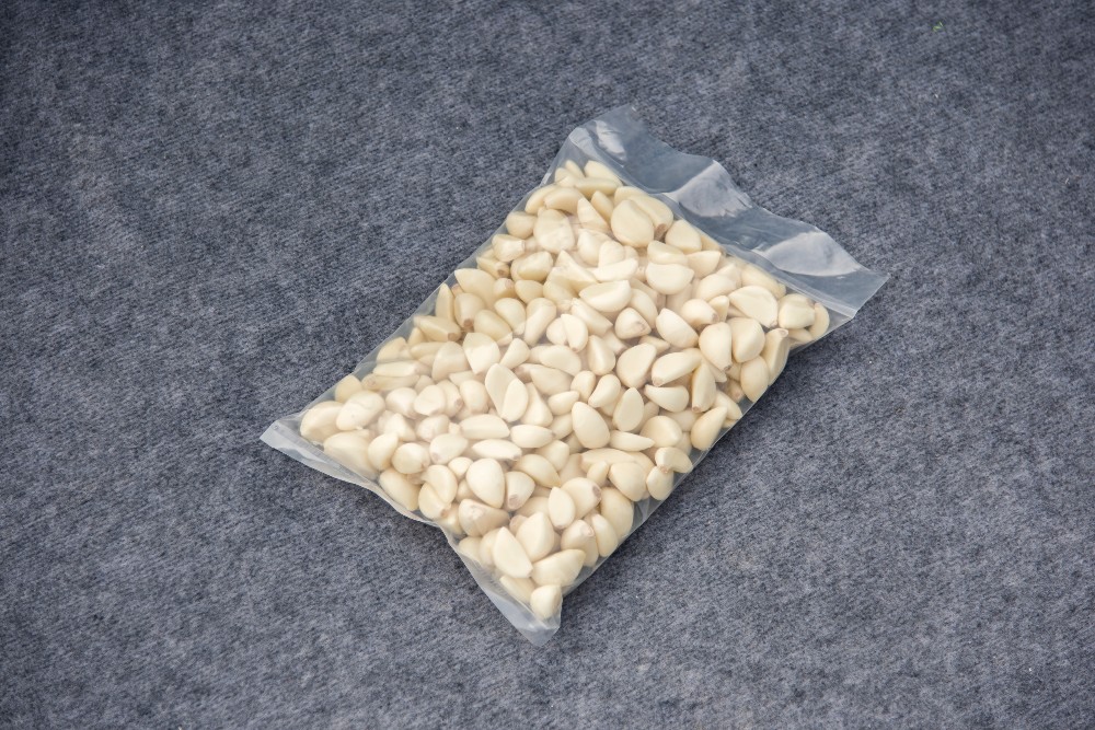 Vacuum packaging peeled garlic