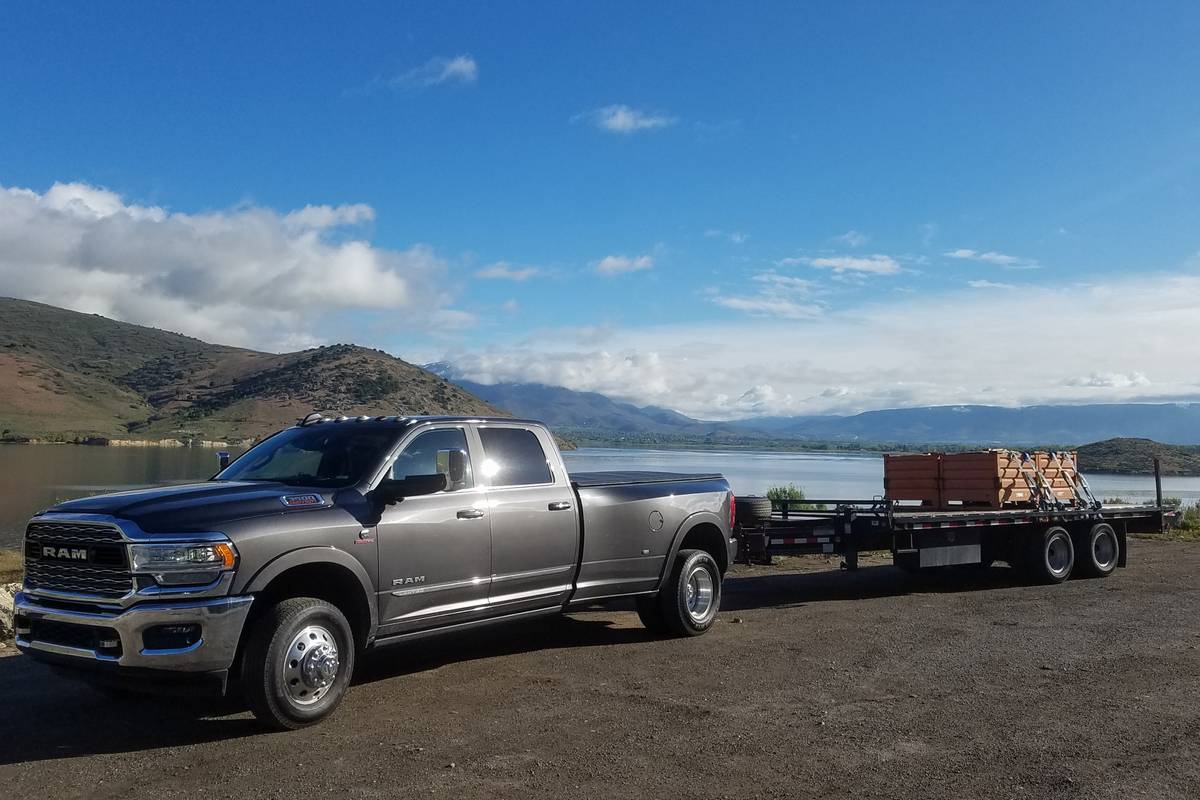 RAM-3500-DUAL-2019-02-AGHE-EXIONER-FRONT-SILVER-TOWING