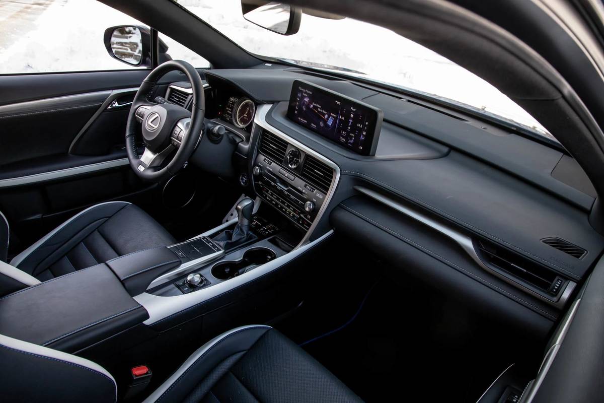 Lexus-RX450H-2021-18-dashboard-front-row-inre-.jpg