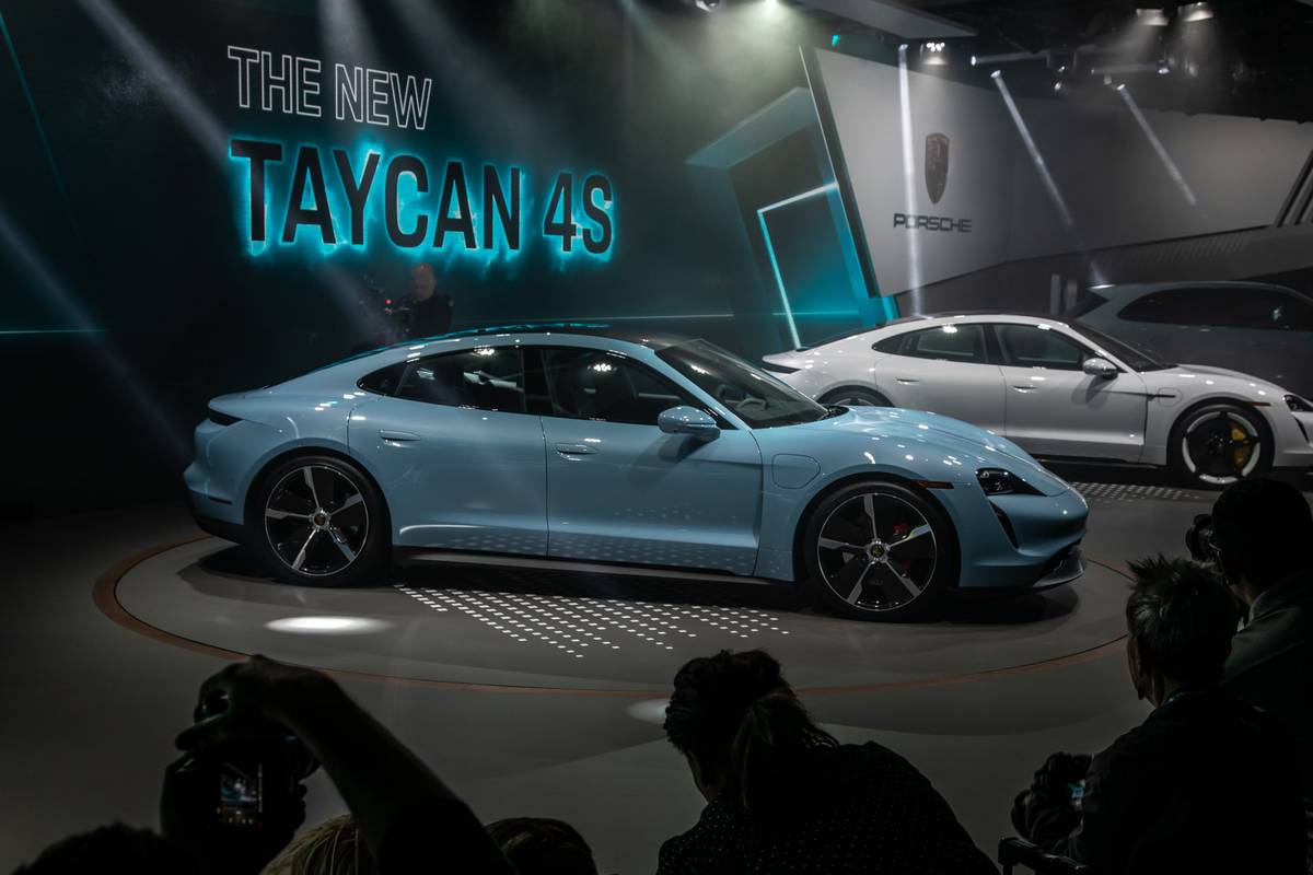 porsche-taycan-4s-2020-cl-01-exteriörprofilerad blue.jpg