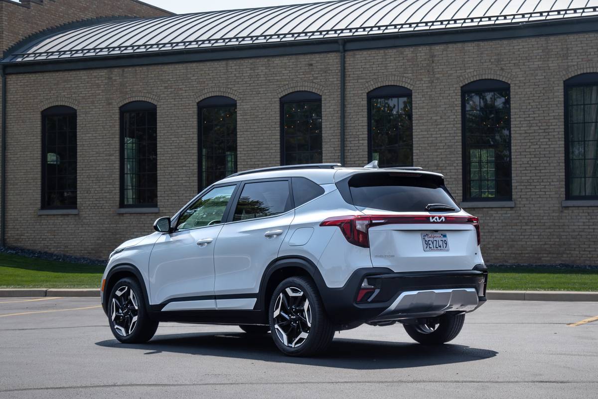 kia-seltos-sx-turbo-awd-2024-07-exterior-rear-angle