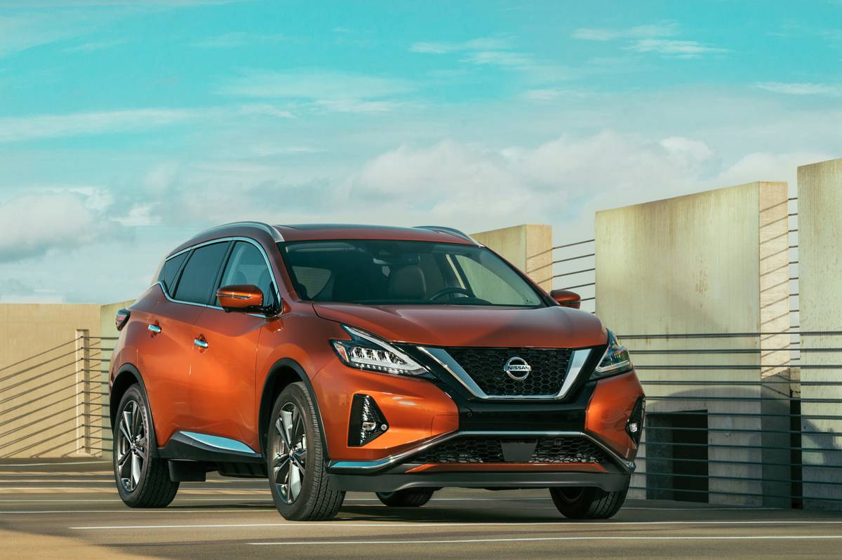 Framvinkelvy av en orange 2020 Nissan Murano