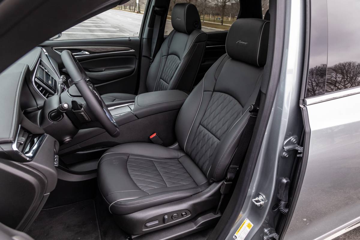 buick-enclave-avenir-2023-14-interior-front-row-seat