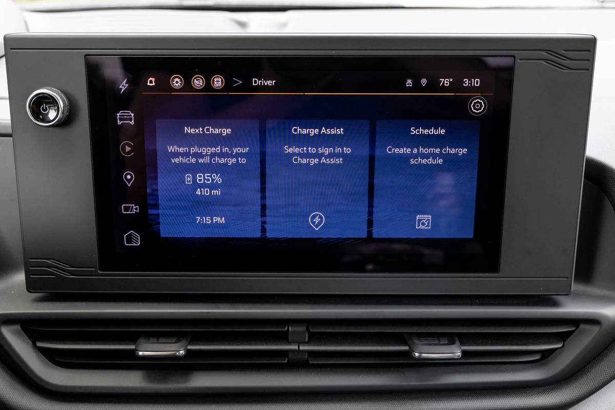 chevrolet-silverado-EV-WT-2024-49-inre-center-stack-display