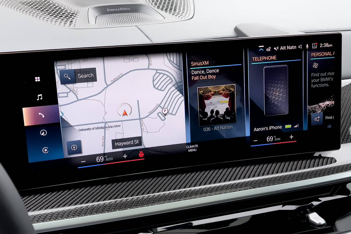 bmw-x7-m60i-2023-20-interior-center-stack-display