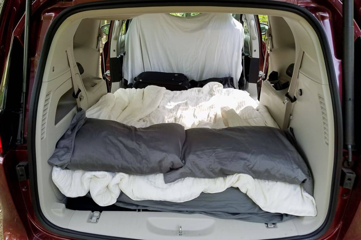 17-Chrysler-Pacifica-Bed