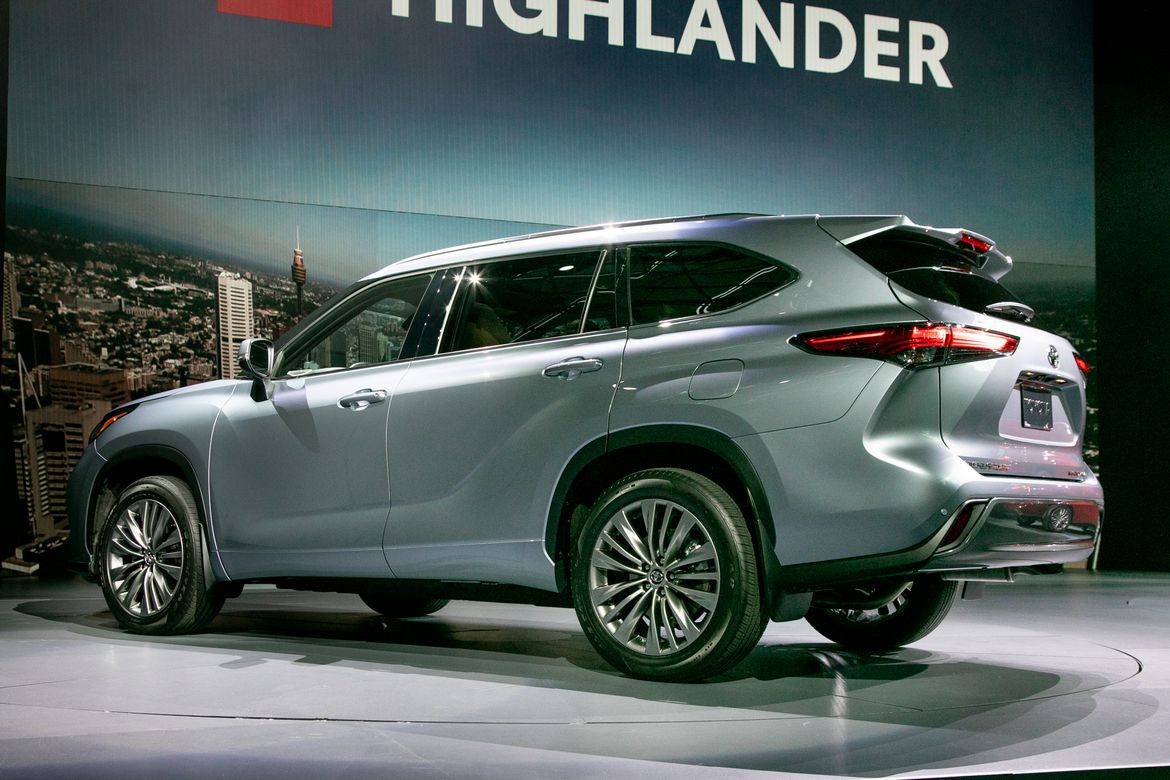 05-TOYOTA-Highlander-2020-vinkel-exteriör-REAR-SILVER.JPG