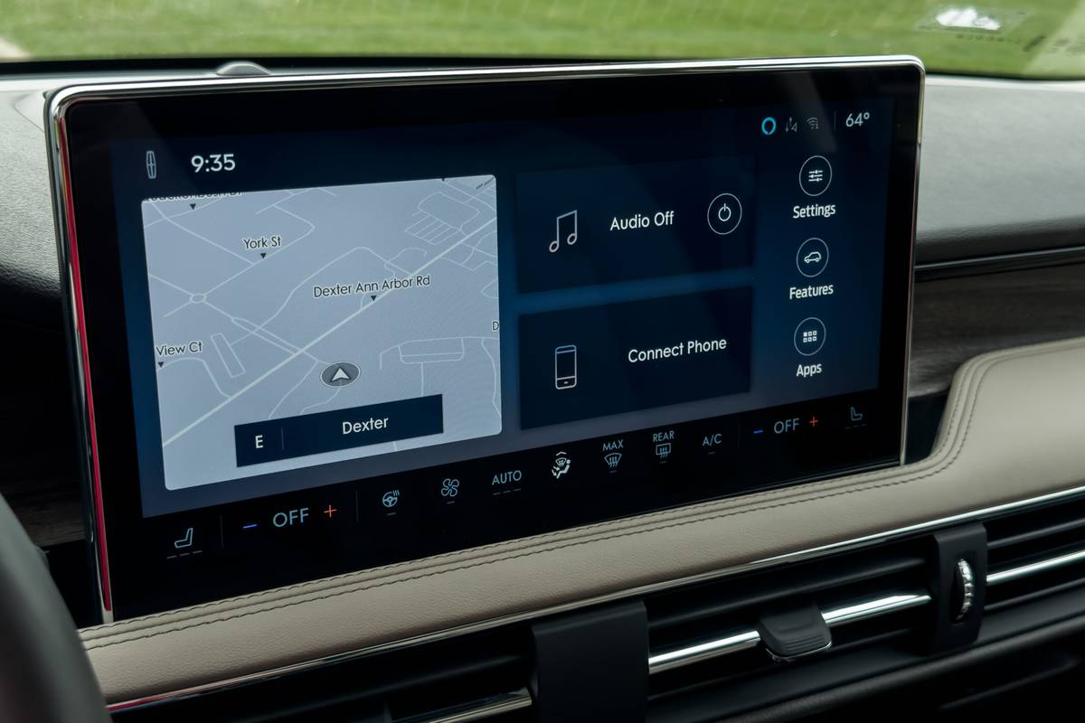 lincoln-corsair-2023-16-interior-center-stack-display