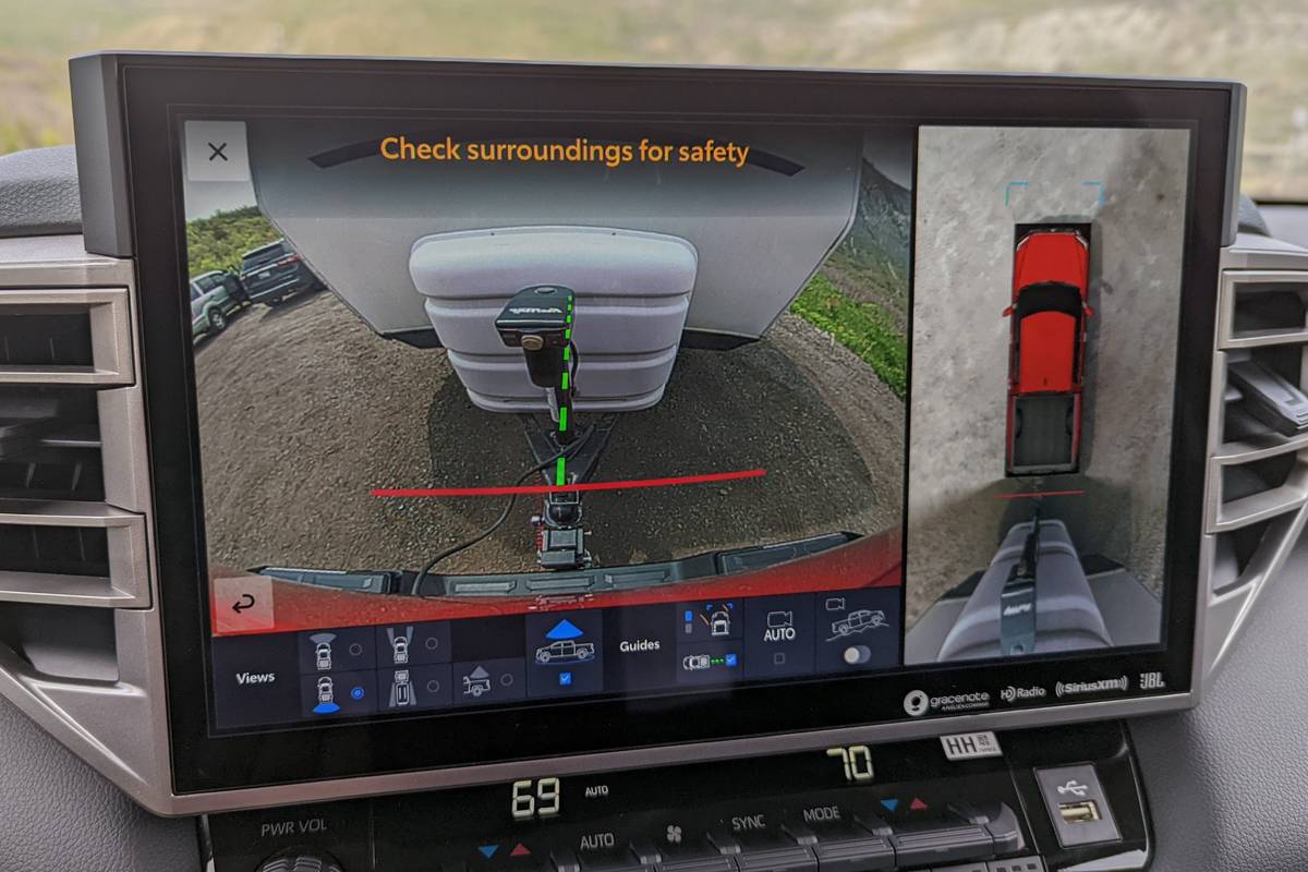 Toyota-Tundra-2022-06-inre center-stack-display