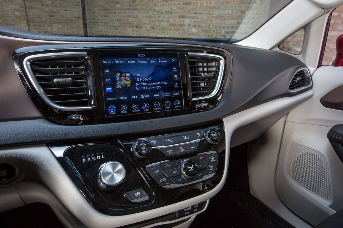 27-Chrysler-Pacifica-2017-acessorier-Center-stack-klimat-con