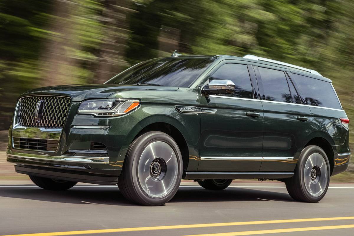 lincoln-navigator-manhattan-green-black-label-2022-oem-02-angle-dynamic-exterior-front