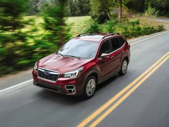 Comment les sièges d'auto s'installent-ils dans un Forester Subaru 2020?