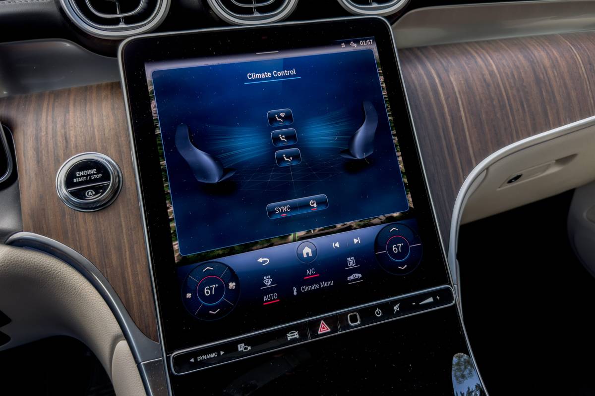 mercedes-benz-glc-300-2023-17-interior-center-stack-display