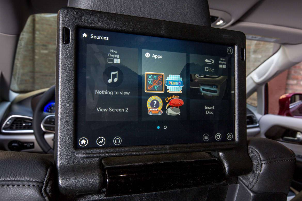 43-Chrysler-Pacifica-2017-underhållning-inre-Rear.jpg