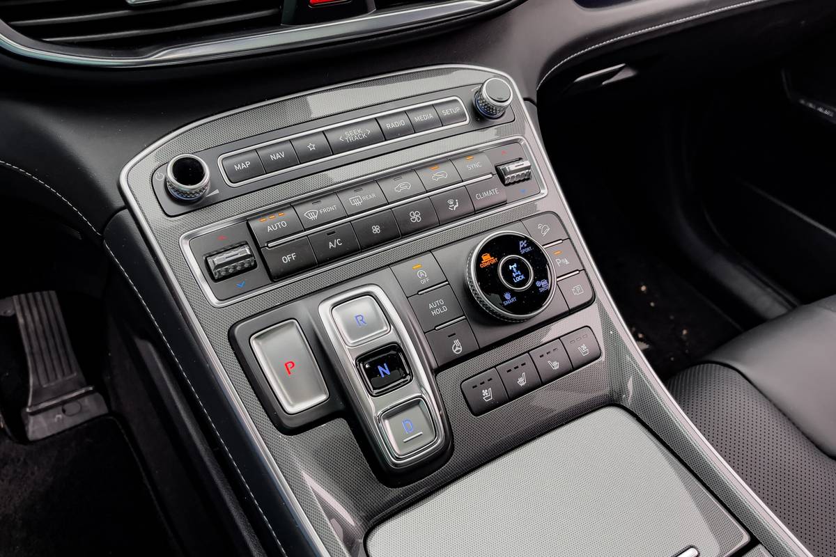 hyundai-santa-fe-calligraphy-2023-19-interior-gearshift