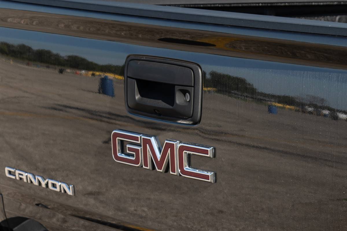 GMC-CANYON-2019-19-BADGE-BRONT-Exteriör-Rear.jpg