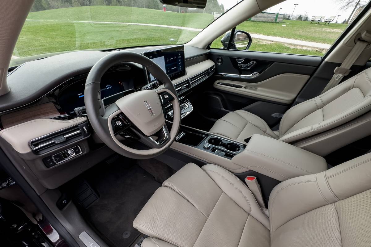 lincoln-corsair-2023-10-interior-front-row