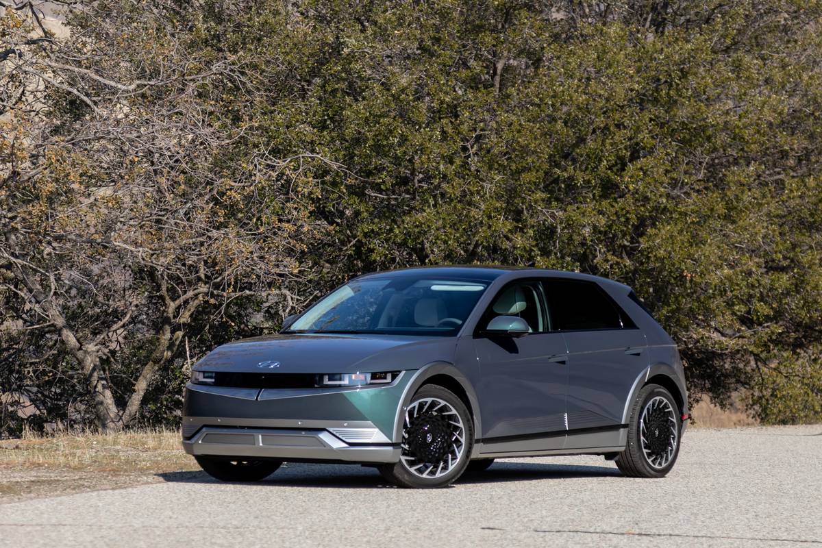 hyundai-ioniq-5-begränsad-AWD-2023-06-exteriör-fram-vinkel