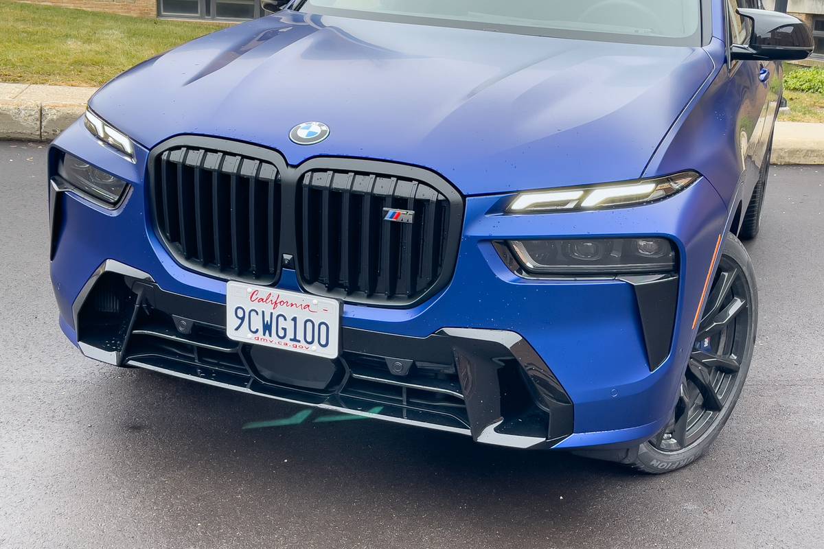 bmw-x7-m60i-2023-03-exterior-front-grille-badge