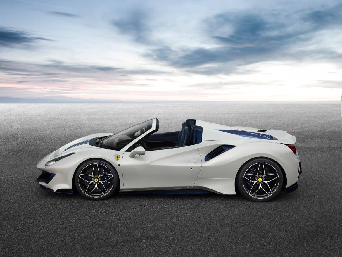 01-Ferrari-488-Pista-spider-Blue-exteriör-profil-Vit.jpg
