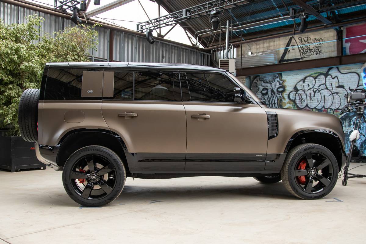 Land-Rover-Defender-2020-Cl-06-profile-beige.jpg
