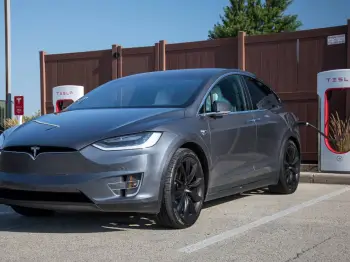 La semaine à Tesla News: Accélération involontaire prétendue, Michigan Sales Settlement Nigh et Cybertruck T-shirts