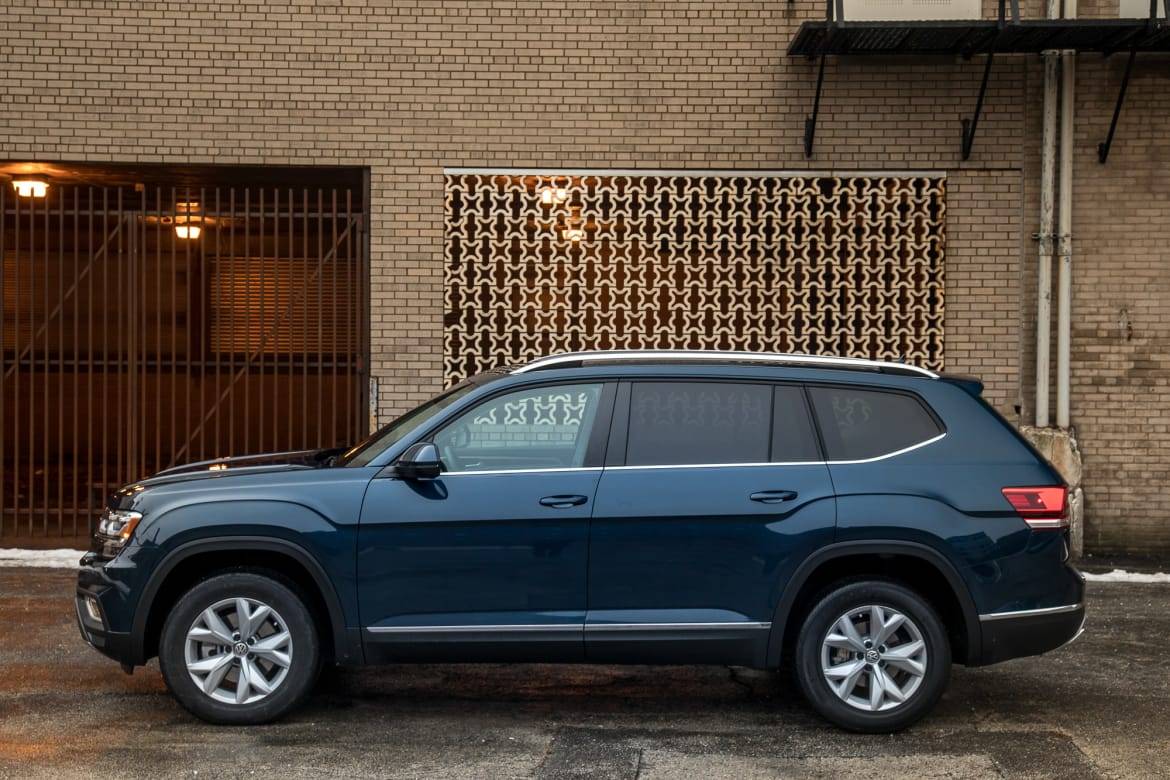 04-Volkswagen-Atlas-2018-Blue-Exterior-Profile.jpg