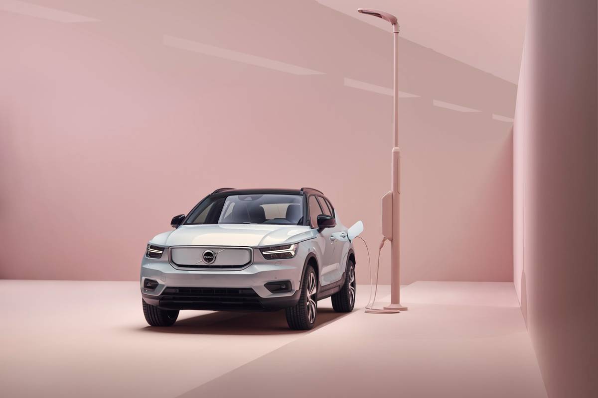 Vit 2021 Volvo XC40 -laddning