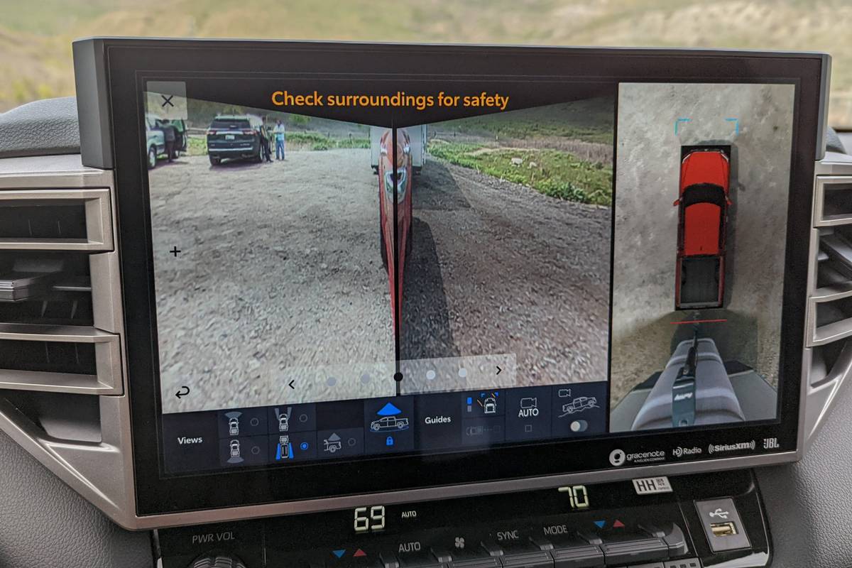 Toyota-Tundra-2022-07-inre center-stack-display