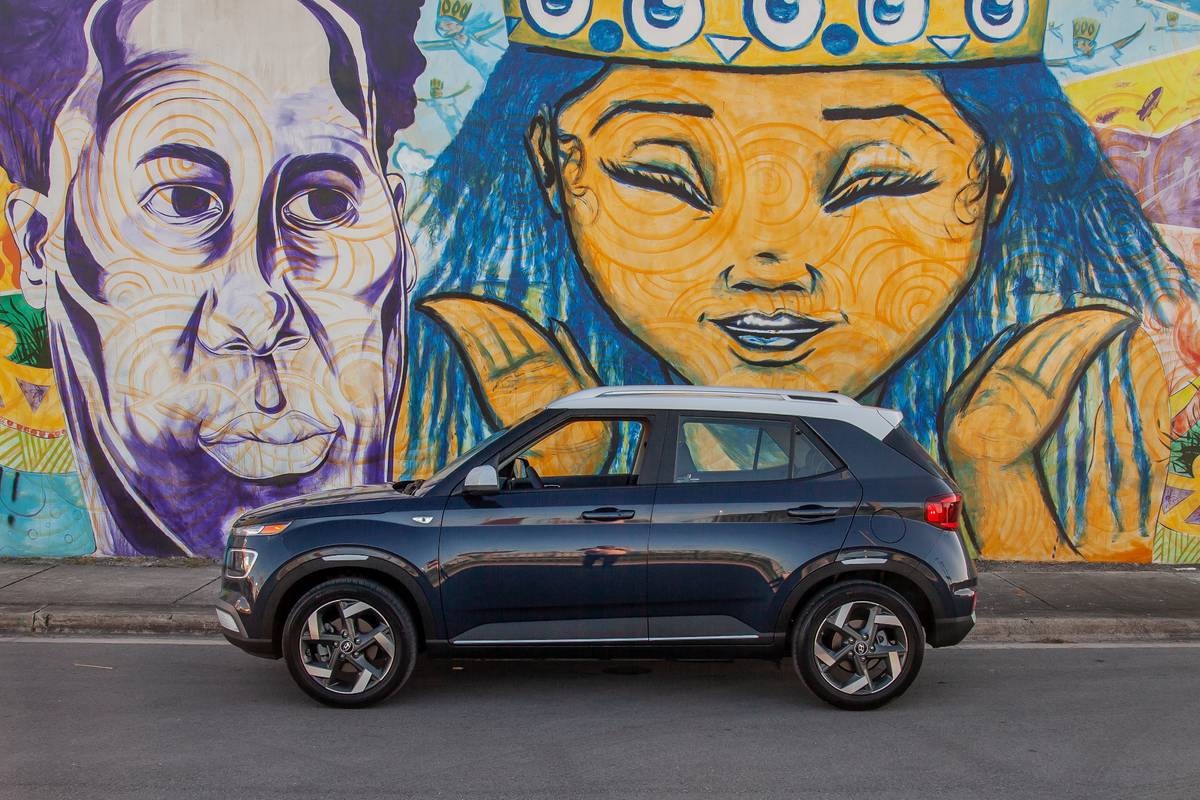 hyundai-venue-2020-04-blue--exterior--profile.jpg