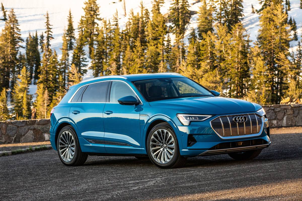 01-audi-e-tron-2019-vinkel-Blue-exteriör-front-trees.jpg