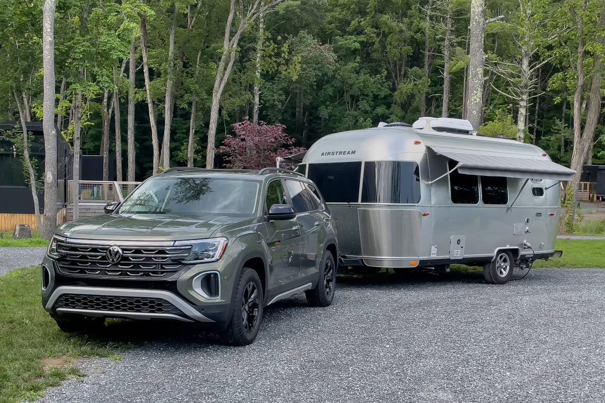 Volkswagen-Atlas-2024-12-exteriör-front-vinkelgrön