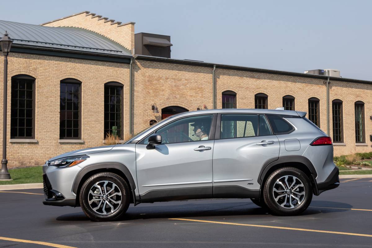 toyota-corolla-cross-hybrid-s-2023-07-exterior-profile