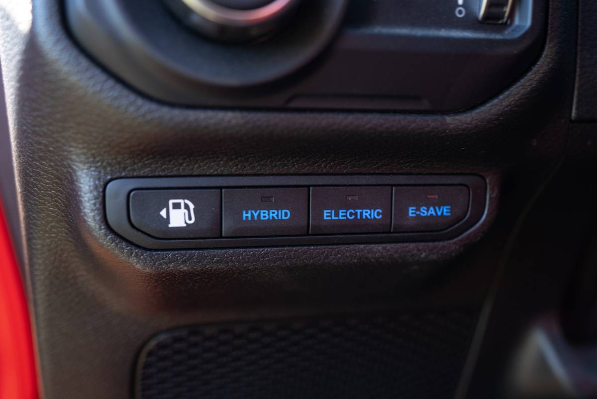 Jeep-Wrangler-20-årsjubileum-Rubicon-4XE-2023-38-inre-dashboard-kontroller