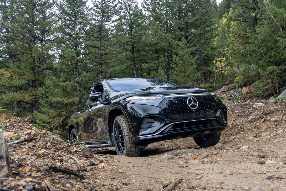 Mercedes-Benz-EQS-580-SUV-2023-56-exteriör-front-vinling