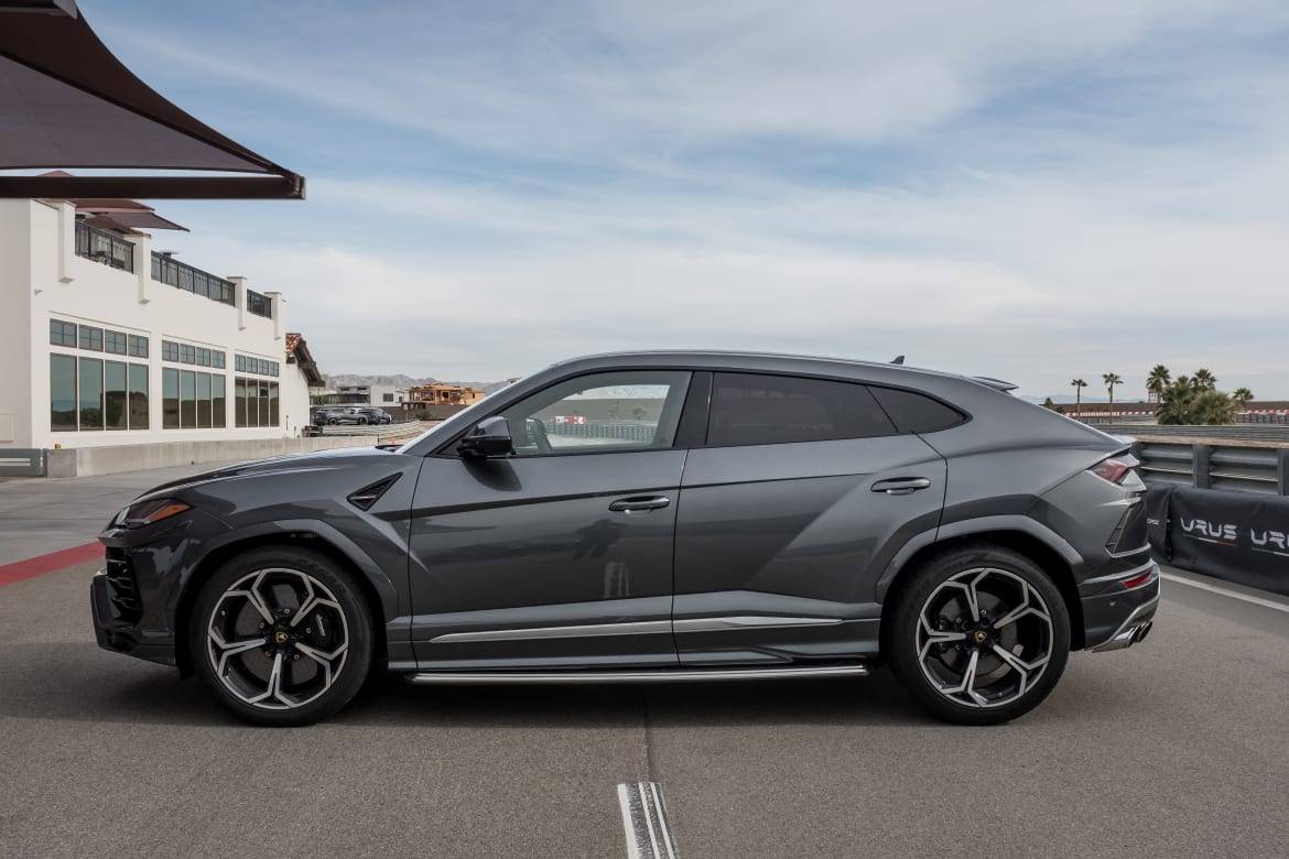 04-lamborghini-urus-2019-exteriör-grå-profile.jpg