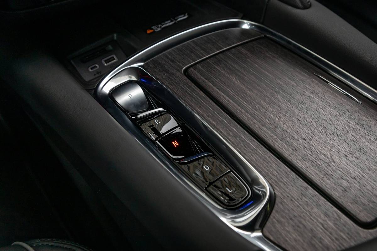 buick-enclave-avenir-2023-22-interior-gearshift