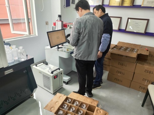 A marcação a laser demonstra seu poder! Chuke Intelligent ajuda o cliente a superar desafios de usinagem de precisão para frascos de perfume de luxo!