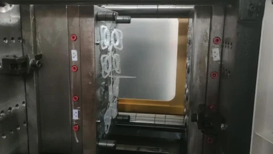 Machine de moulage automatique de la poignée en plastique / bouchon en plastique de 130 tonnes