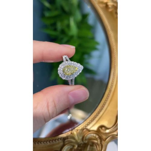 Diseño de anillo con halo de diamantes cultivados en laboratorio de color amarillo con forma de pera