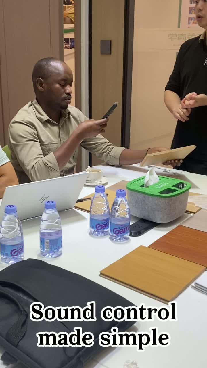 Os clientes visitaram o showroom do TianGe Acoustic Group