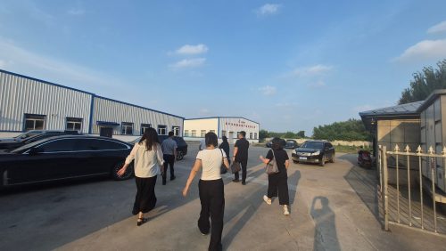Líderes de la Oficina de Comercio y el Grupo Jigao visitaron Siping Hongfu para realizar investigaciones y promover nuevos avances en canales en línea para productos agrícolas y secundarios.