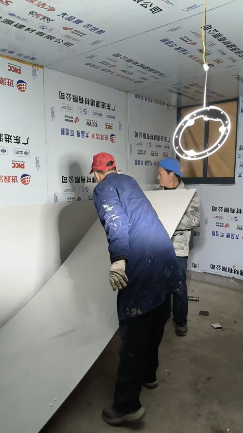 DEKTOP SURFACE donează materiale de construcție pentru a renova templul taoist, oferind un adăpost cald de iarnă pentru daoiști