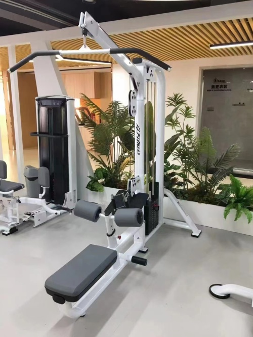 يأتي العملاء الكونغوليون إلى مصنع Laijian Fitness Equipment لمشاهدة منتجات الرياضة الرياضية.